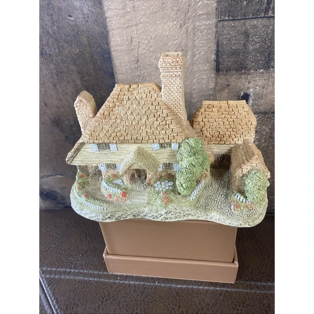 Vintage David Winter Kent Cottage 1985 - Hand Painted Retired Figurine - UK